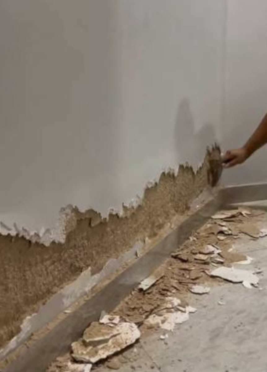 Remoção de reboco contaminado por umidade